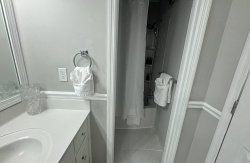Augusta Cottage | Charming 3-bedroom Cottage in Martinez with WiFi and AC