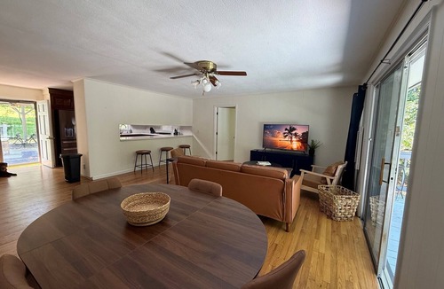 Martin House | Charming 3-bedroom country lake house in Martin with AC