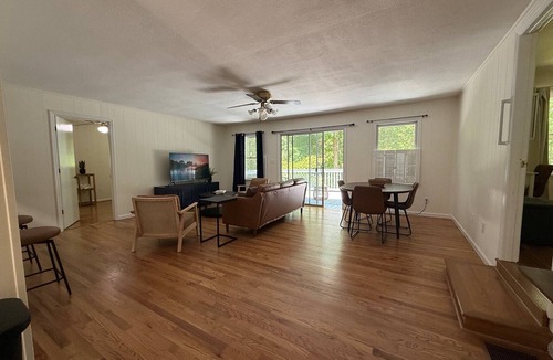 Martin House | Charming 3-bedroom country lake house in Martin with AC