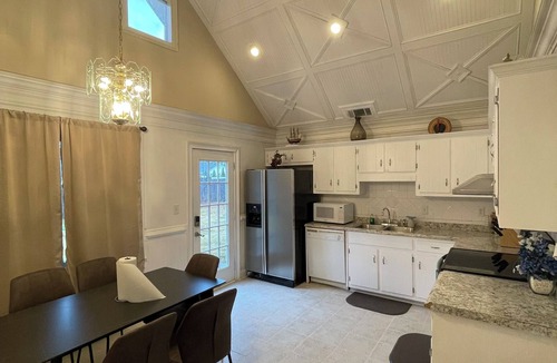 Lilburn House | Charming 3-bedroom house in Lilburn with WiFi and AC