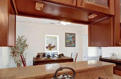 East Memphis House | Charming 3-bedroom house in delightful Memphis with WiFi, AC