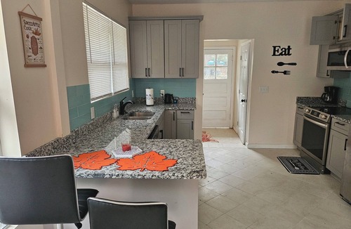 Macon House | Charming 3 bedroom house with AC, WiFi in quaint Macon