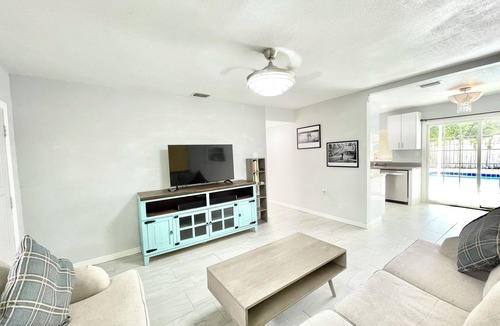 Hazel Heights House | Charming 3-bedroom house with Private Pool and Hot Tub.