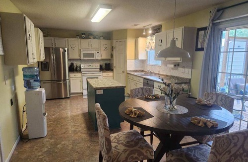 McLeansville House | Charming 3-bedroom house in delightful McLeansville with AC, WiFi