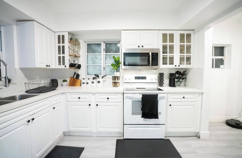 Golden Glades House | Charming 3BR Miami Home with Stylish Lounge, Coffee Bar & Peaceful Vibes