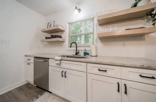 Charlotte Ski Chalet | Charming 4 bedroom house just outside of Uptown