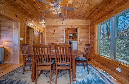 Lynn House | Charming 4BR Cabin with Dynamic Mountain Views
