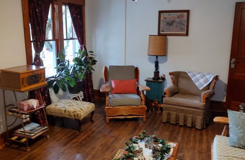 Franklin House | Charming 5-bedroom vintage farmhouse in beautiful Franklin, NC.