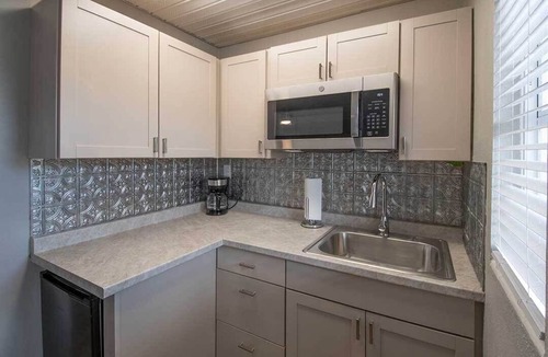 Zephyrhills Hotel | Charming boutique hotel. Newly remodeled, cozy, private getaway & adult only!