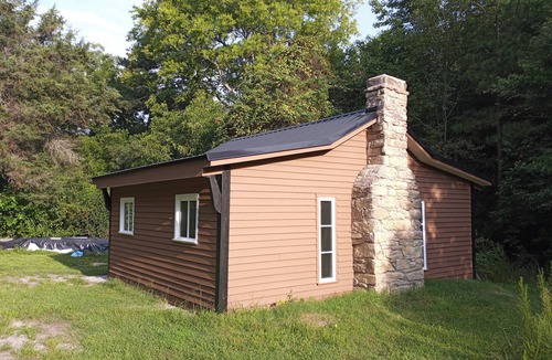 Henderson Cabin | Charming cabin get away w/walk-in shower, kitchenette, AC/heat, WiFi