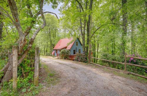 Laurel Springs House | Charming Cabin w/Wraparound Deck in Blue Ridge!