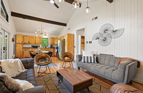 Maggie Valley Cottage | Charming cabin with hot tub & breathtaking views.