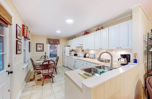 Mirror Lake House | Charming cabin with private deck, fireplace, central AC, & private W/D