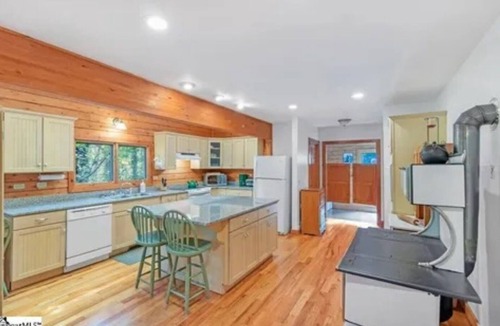Highland Cabin | Charming cabin with WiFi, AC in the mountains.