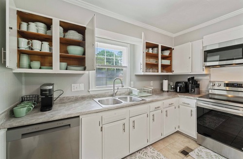 Westgate House | Charming Coastal Getaway! Minutes from Camp Lejeune,coastal beaches & downtown!