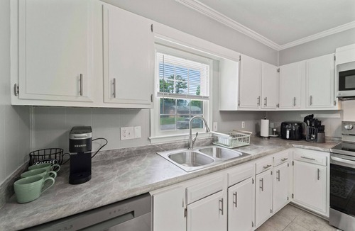 Westgate House | Charming Coastal Getaway! Minutes from Camp Lejeune,coastal beaches & downtown!