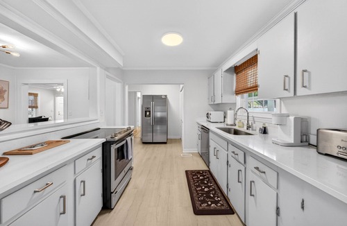 Georgetown House | Charming Coastal Retreat with Live Oaks