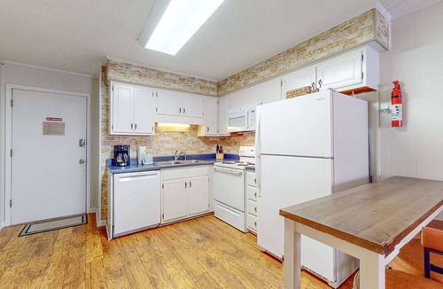 North Forest Beach Condo | Charming Condo 1 block from Coligny Plaza with on-site pool, balcony, & W/D