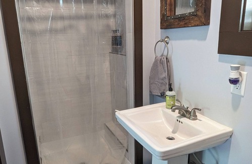 Midtown Cottage | Charming cottage in enchanting Savannah with WiFi, AC