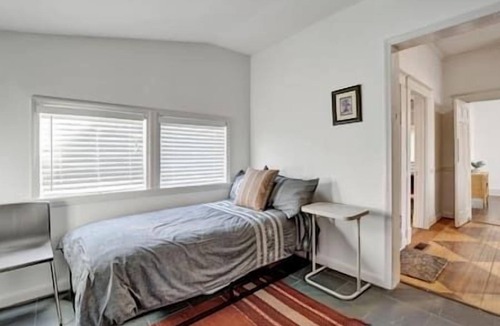 Vollintine-Evergreen House | Charming Cottage near Memphis zoo and restaurants
