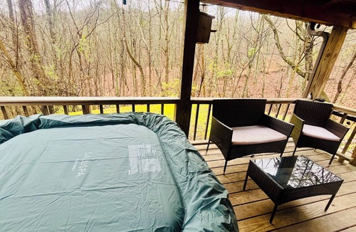 Kimberlin Heights Cabin | Charming Cozy Cabin in a PEACFUL MOUNTAIN setting w HOTTUB! Close to PigeonForge