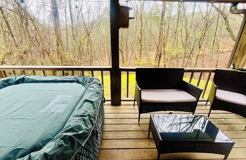 Kimberlin Heights Cabin | Charming Cozy Cabin in a PEACFUL MOUNTAIN setting w HOTTUB! Close to PigeonForge
