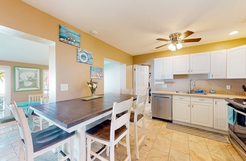 Bayshore Gardens House | Charming dog-friendly house with heated pool, well-equipped kitchen, grill, & AC