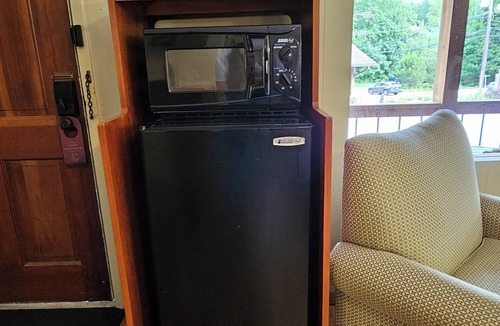 Hendersonville Hotel | Charming Double Queen Room l Hotel Stay