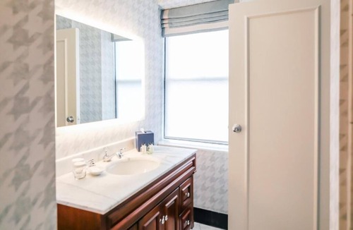 Charlotte Center City Hotel | Charming Downtown Room Near Arts District and Popular Restaurants