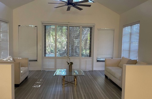 Stuart House | Charming EnSuite in a SFH 1n Stuart with WiFi, AC