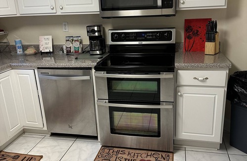 Havana Cottage | Charming Gated 2-bedroom cottage in Havana with WiFi, AC and Hot Tub.
