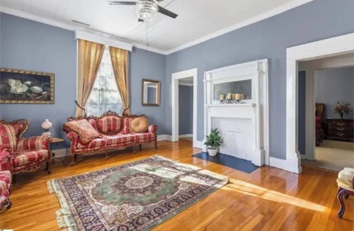Anderson House | Charming Getaway | Queen Bed, Yard and Free Parking