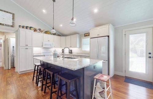 Flat Rock House | Charming Getaway w/Luxe Interior & Screened Patio - Near Attractions