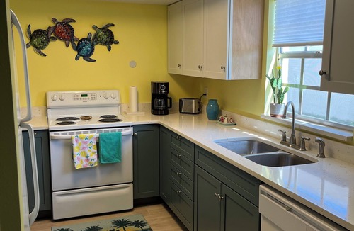 Englewood South Condo | Charming Ground Floor, 2bd-2bh Condo, 2 miles to Beaches, Private W/D