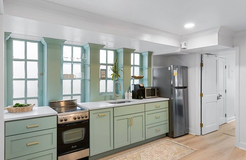 Cannonborough Elliotborough Apartment | Charming Historic 1BR w/Private Porch + Free Parking