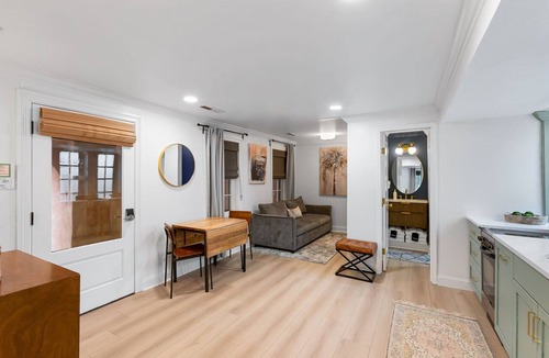 Cannonborough Elliotborough Apartment | Charming Historic 1BR w/Private Porch + Free Parking