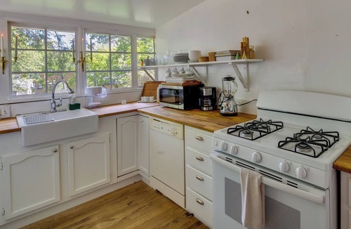 West Side Historic District Cottage | Charming Home < 2 Mi to Downtown Hendersonville!