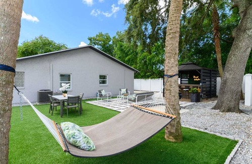 Carver City - Lincoln Gardens House | Charming home Near TPA and Bucs stadium! EV Charger and Jacuzzi!