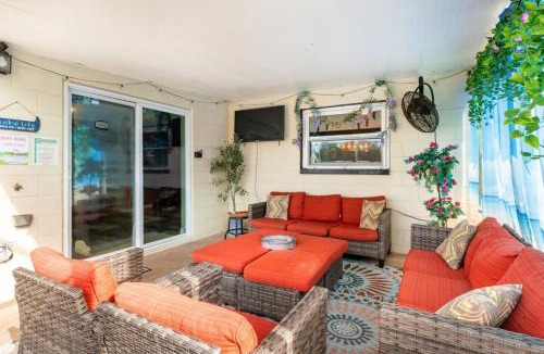 Palm Harbor House | Charming home w private heated pool & hot tub