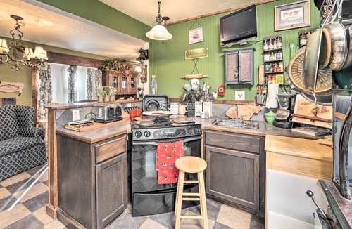 Como House | Charming McKenzie Farmhouse w/ Fire Pit!