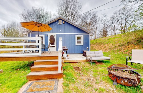 Andersonville Cottage | Charming mountain-view cottage with golf nearby, firepit & W/D - dog-friendly