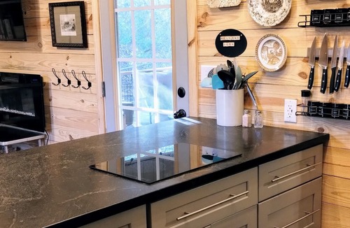 Gallant Cottage | Charming NEW 2 BR Cottage, WiFi & Pet Friendly in Convenient Steele