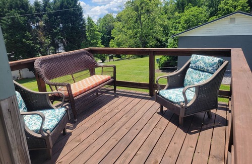 Flat Rock House | Charming one room cabin perfect for couples or small families.