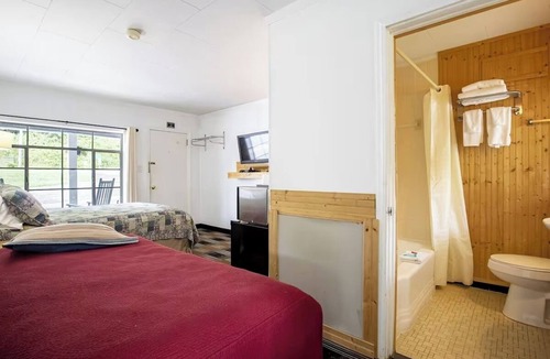 Cherokee Hotel | Charming Room Near Wild Water Rafting & Great Smoky Mountain Trails – 15 Min