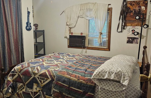 Gordonsville House | Charming Rustic 2-bedroom farmhouse with WiFi, AC on pristine Plunkett Creek Rd