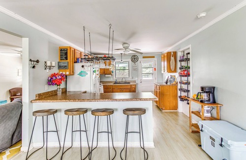 Shallotte House | Charming Shallotte Home ~ 4 Mi to Ocean Isle Beach