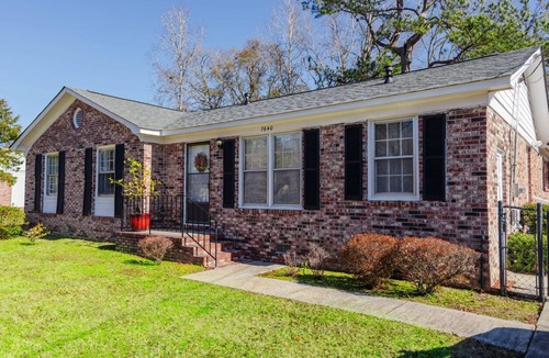 North Charleston House | Charming Southern Cottage, Sleeps 6, Dog Friendly!