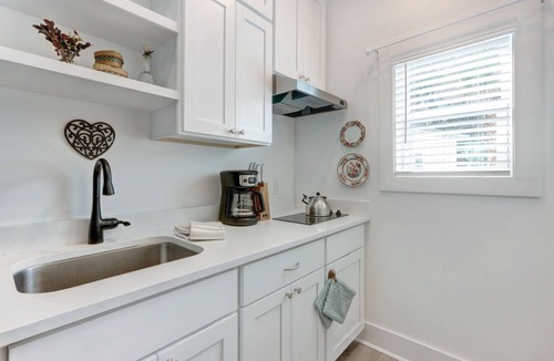 Thunderbolt Cottage | Charming Tiny Cottage, 5min to SAV, 15min to Beach by Lucky Savannah