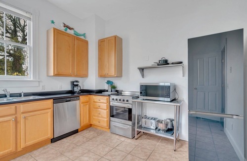 Beach Institute Apartment | Charming Top Floor Apartment w/Outdoor Space by Lucky Savannah