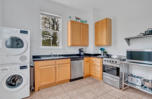 Beach Institute Apartment | Charming Top Floor Apartment w/Outdoor Space by Lucky Savannah
